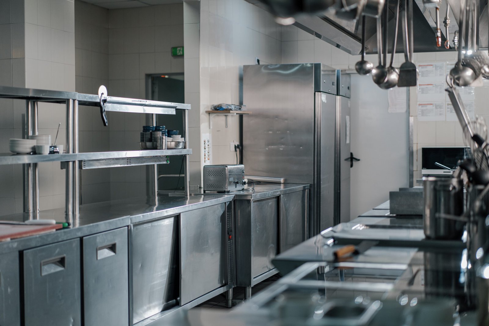 service-de-nettoyage- cuisine-professionnelle-dans-un-hotel-restaurant-ustensiles-de-cuisine-cuisine-dinterieur-service-de-nettoyage