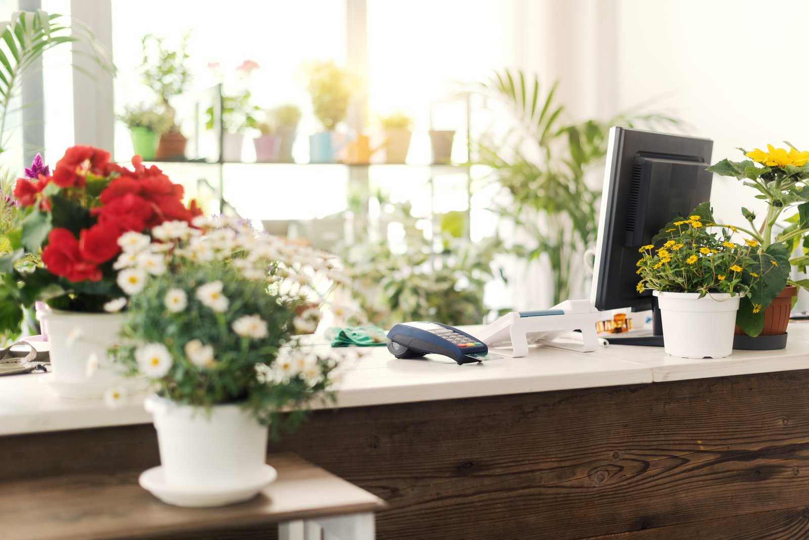 nettoyage-de-printemps-au-bureau-avec-plein-de-belles-fleurs