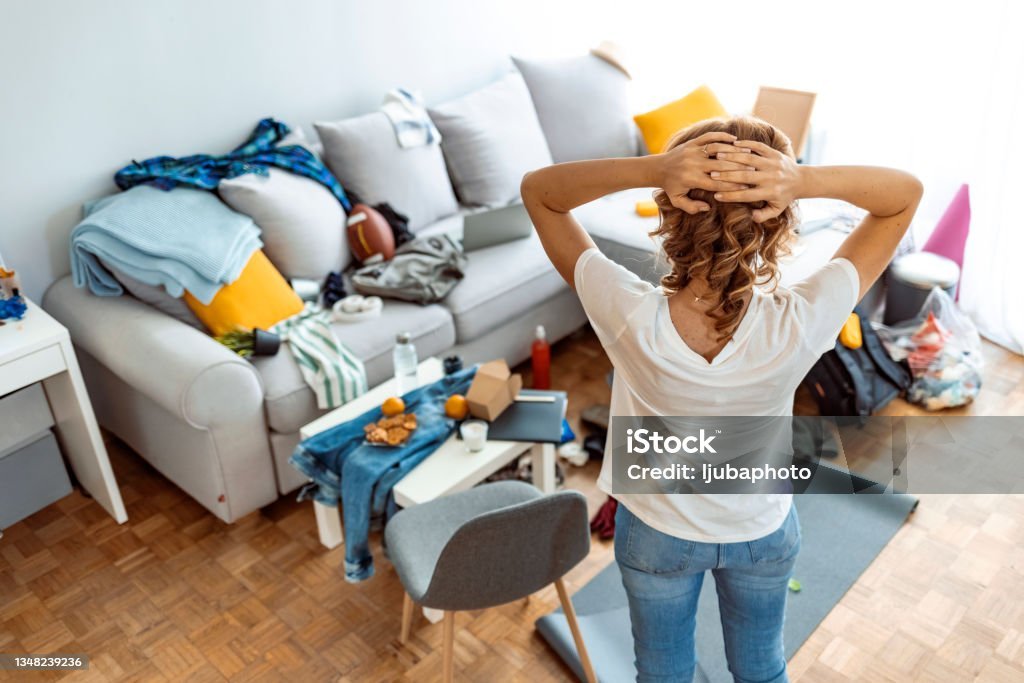 femme pesant le ménage pendant les vacances