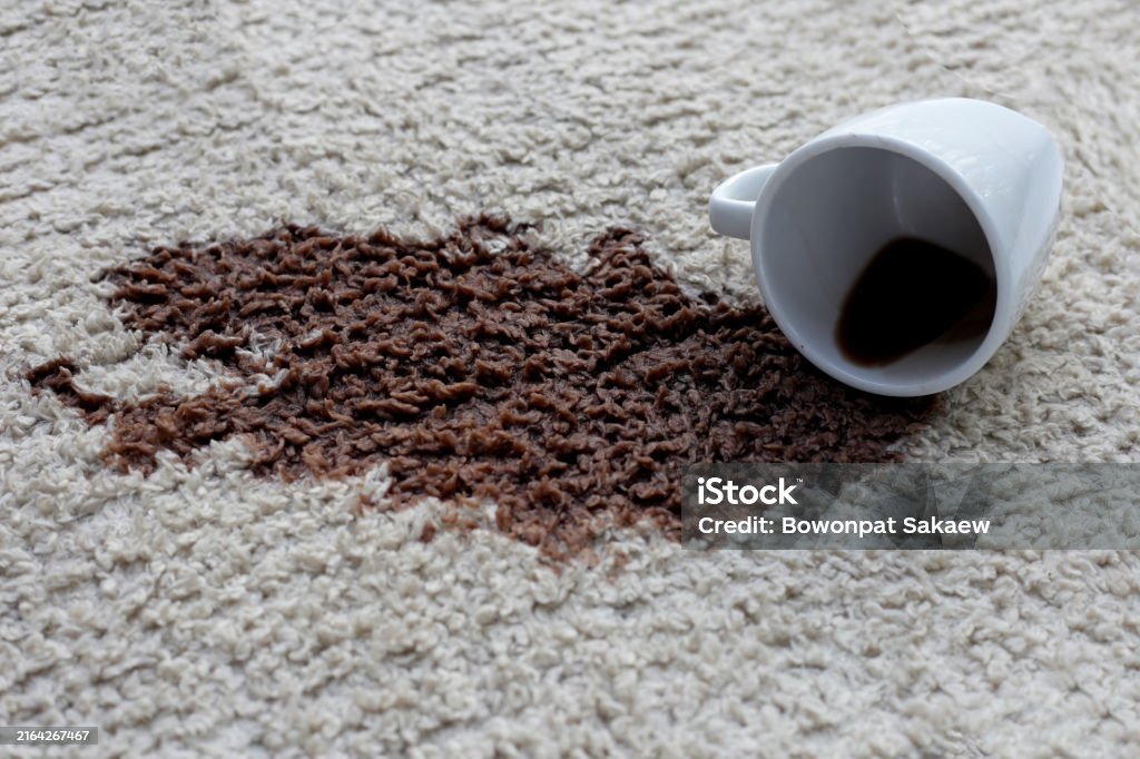 taches de cafés sur la moquette