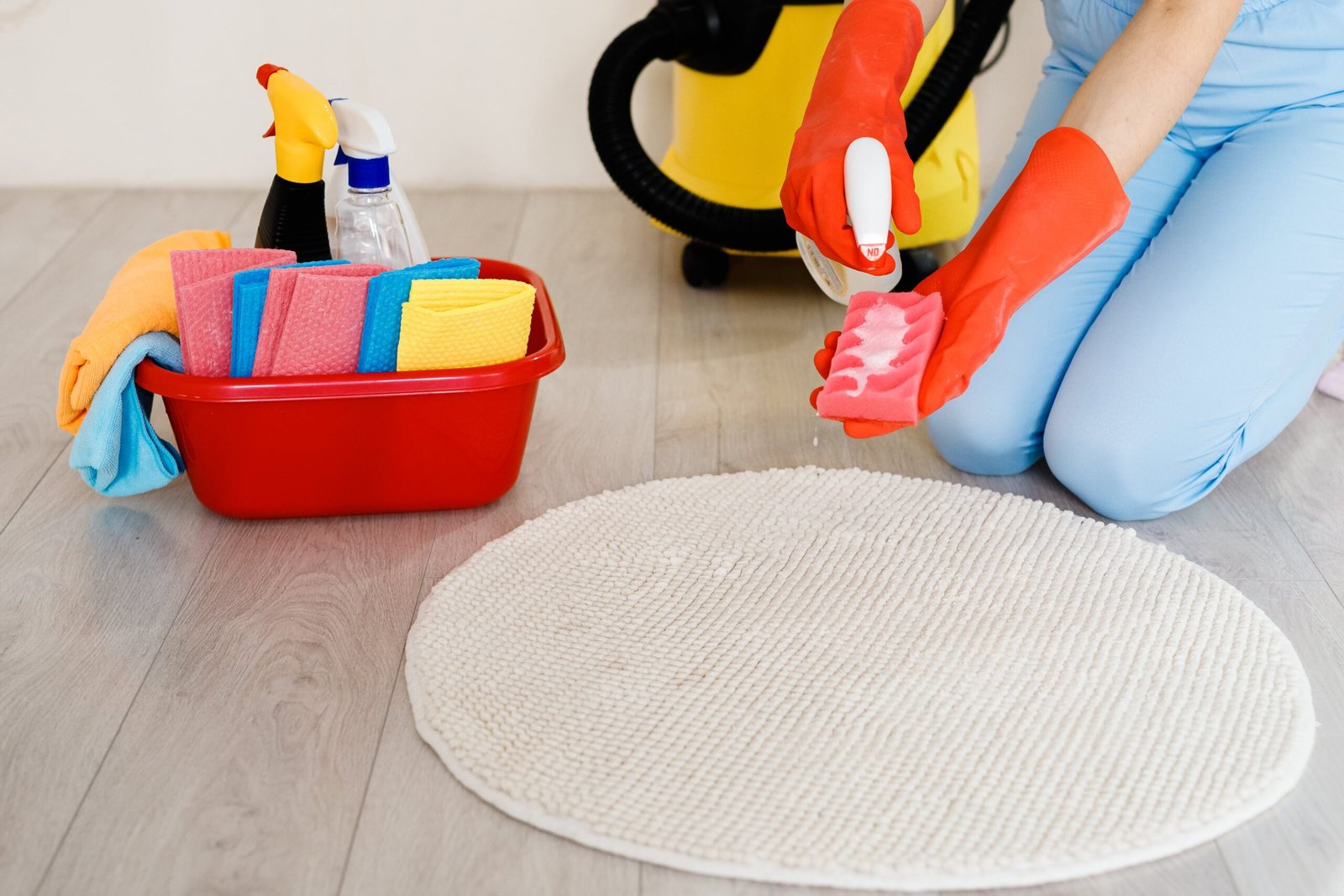 Nettoyage professionnel à domicile. Femme portant des gants de protection utilisant un détergent -min