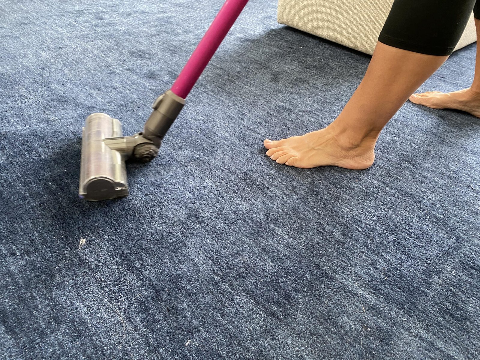 Passer l'aspirateur sur le tapis bleu avec l'aspirateur rose-min