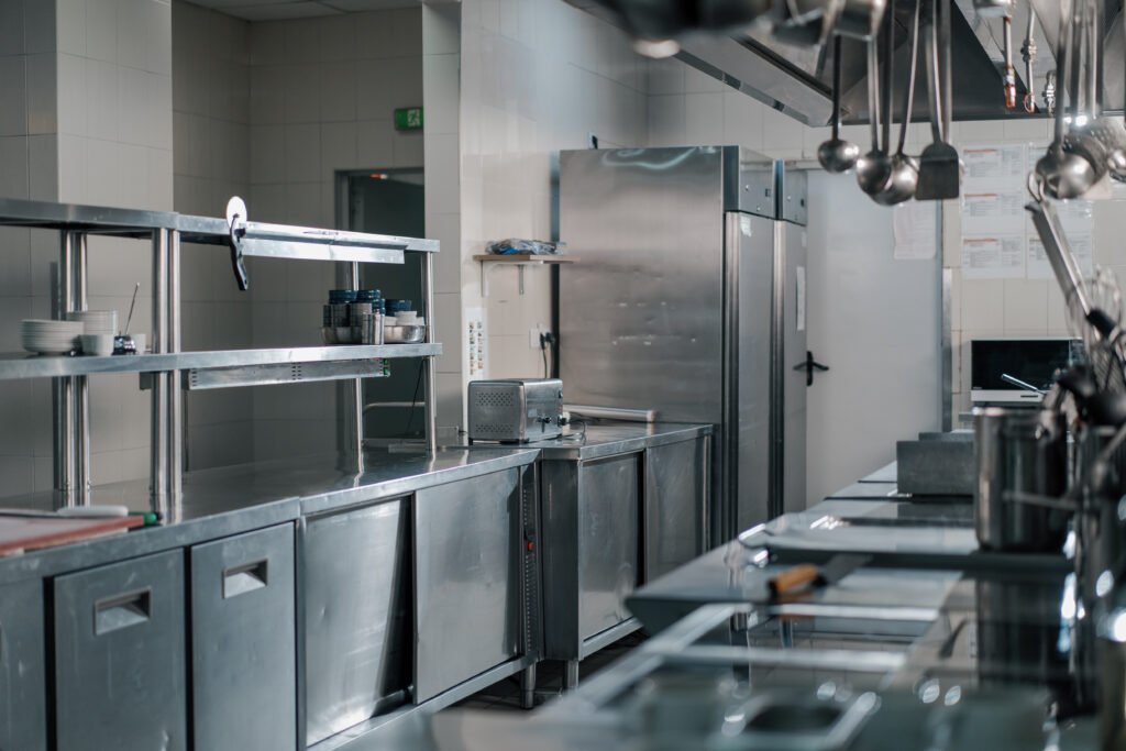 cuisine-professionnelle-dans-un-hotel-restaurant-ustensiles-de-cuisine-cuisine-dinterieur-service-de-nettoyage